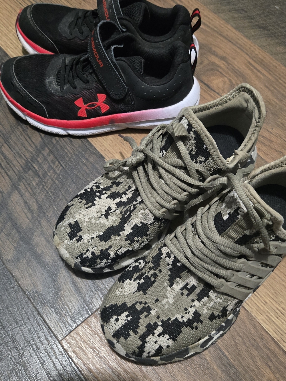 2 Pair Of Boys Sneakers Size 3y , 4y